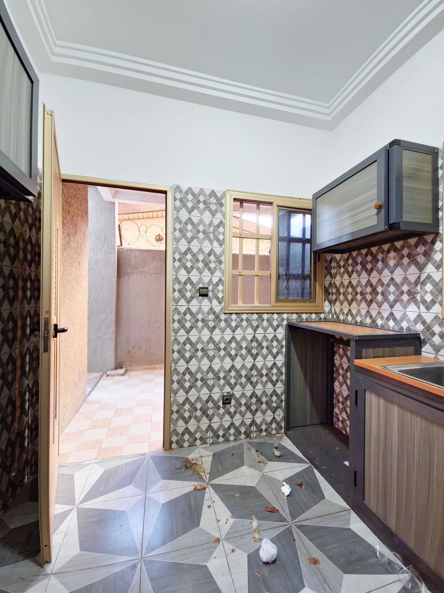 IMMEUBLE DE 16 PIÈCES À VENDRE À AGOÈ LOGOPÉ