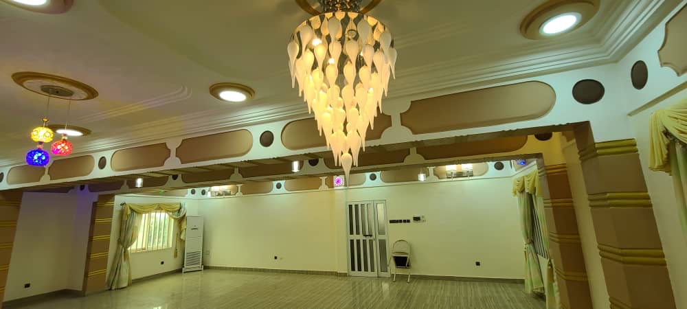 HÔTEL TRIPLEX À VENDRE À AGOÈ SOGBOSSITO – 1 Lot | TITRE FONCIER