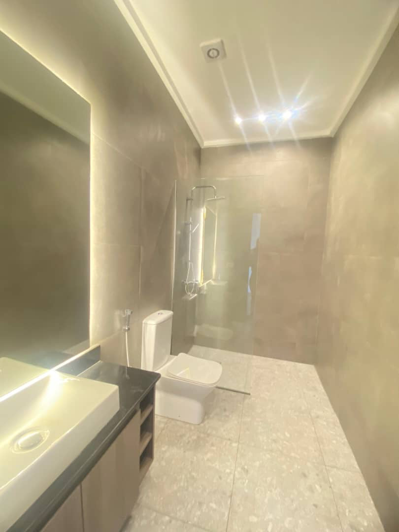 À VENDRE – Résidence 11 pièces avec piscine à Tokoin Wuiti | 1 lot | Titre foncier | 500 millions FCFA