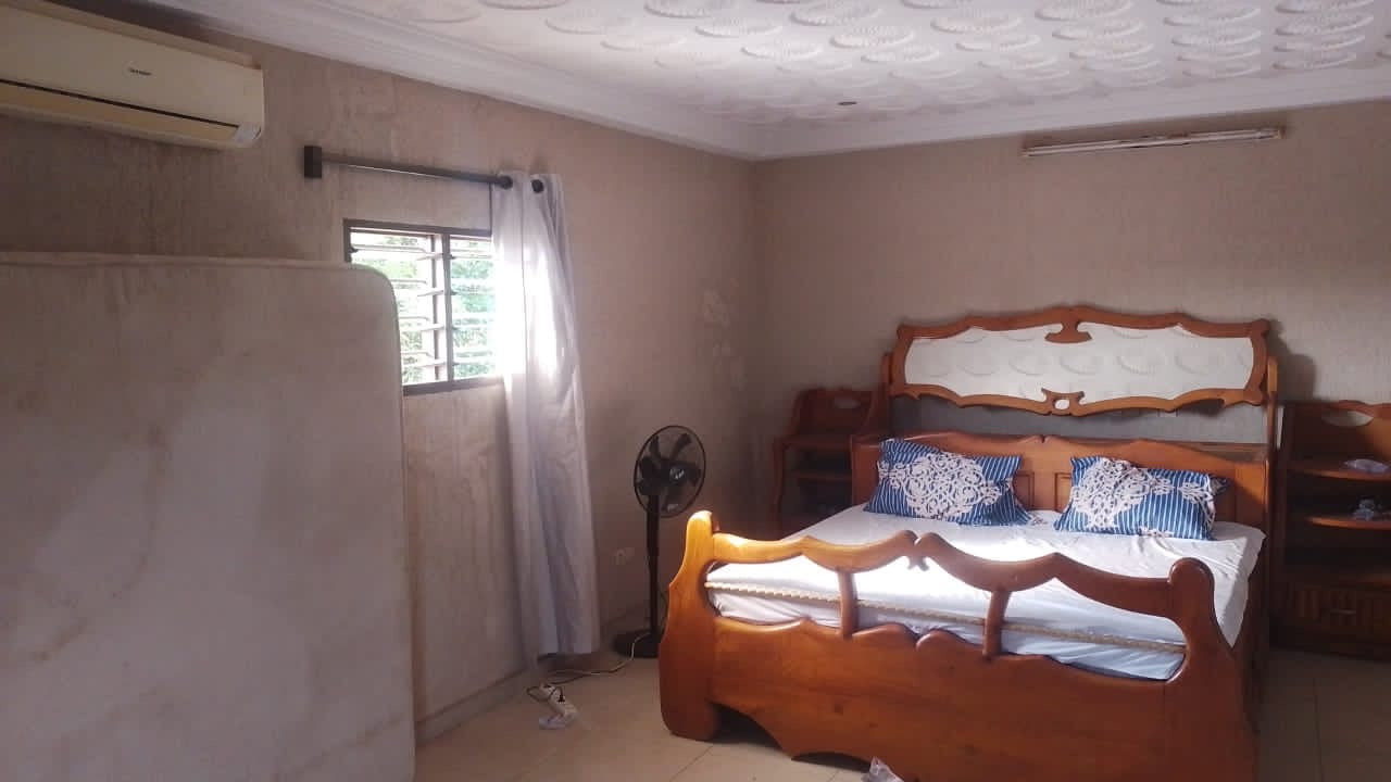 UN HÔTEL À VENDRE À AGOÈ ASSIYEYE FIOVI