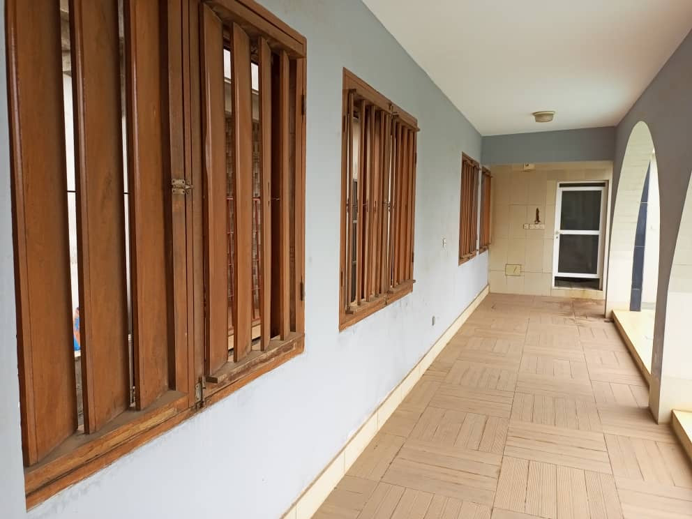 UNE VILLA À VENDRE À AGOÈ CARREFOUR BLEU - 7 PIÈCES, 200 MILLIONS FCFA
