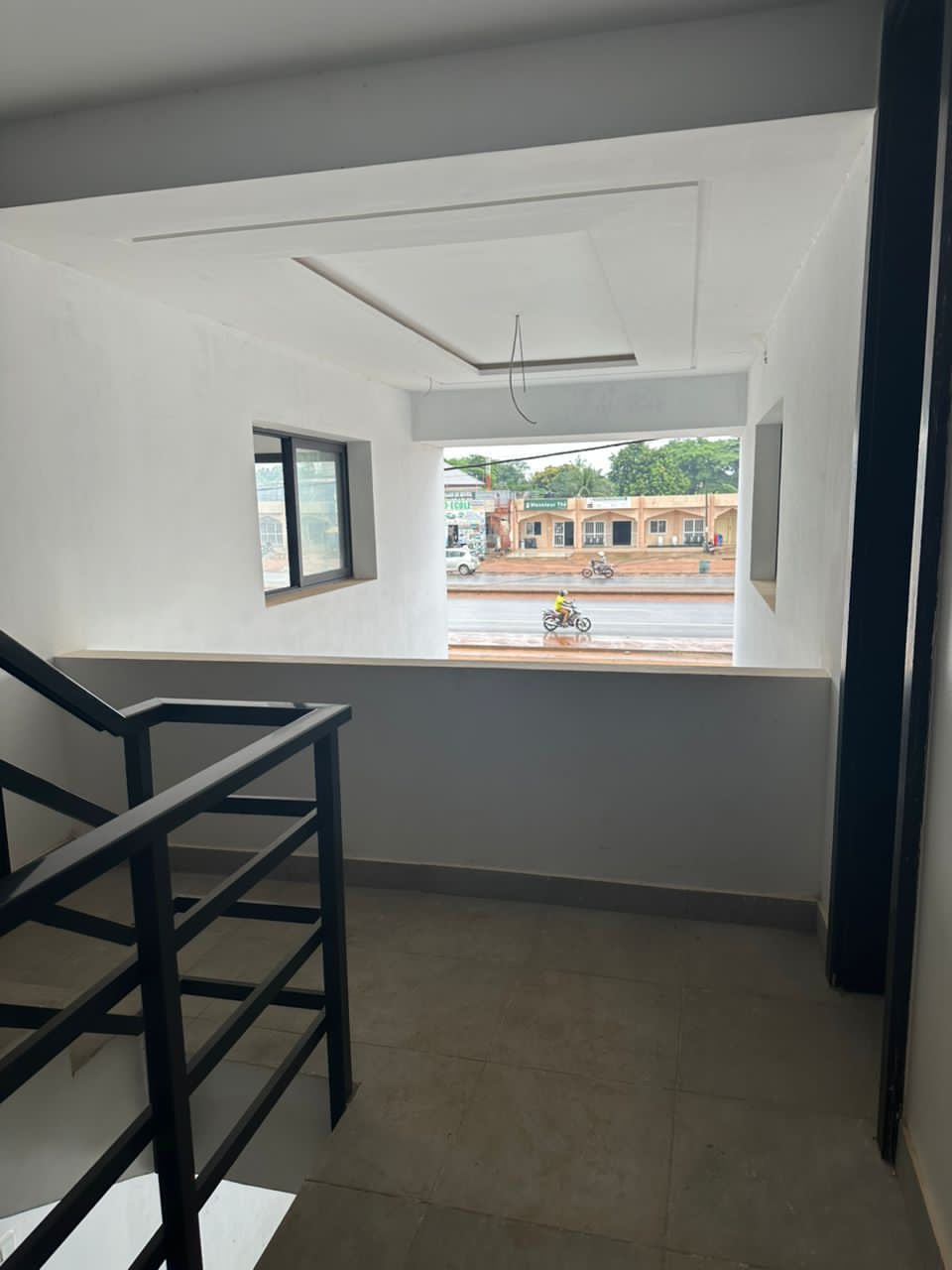 IMMEUBLE DE 14 UNITÉS À VENDRE AU BORD DU GOUDRON À ZANGUÉRA