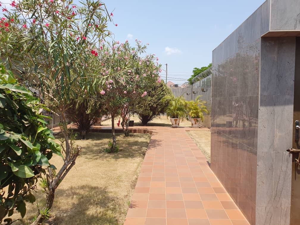 Villa meublée 5 chambres à vendre à Agoè Telessou – 400 millions FCFA