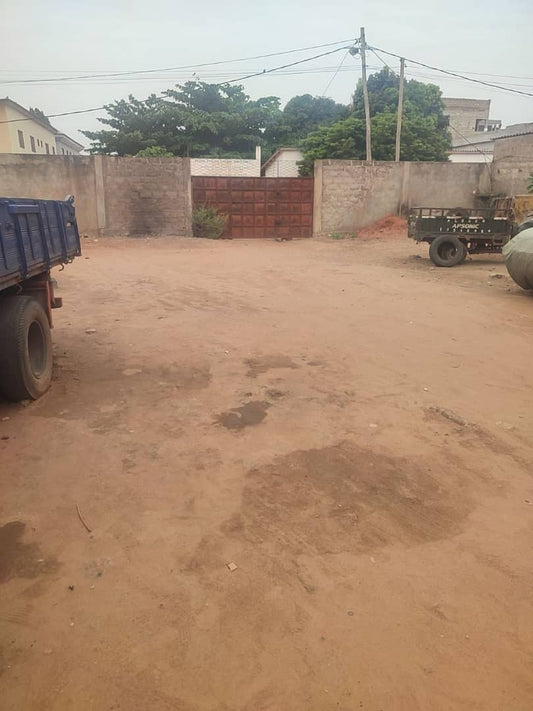 À VENDRE : 1 LOT CLÔTURÉ À ADIDOADIN – EMPLACEMENT PREMIUM