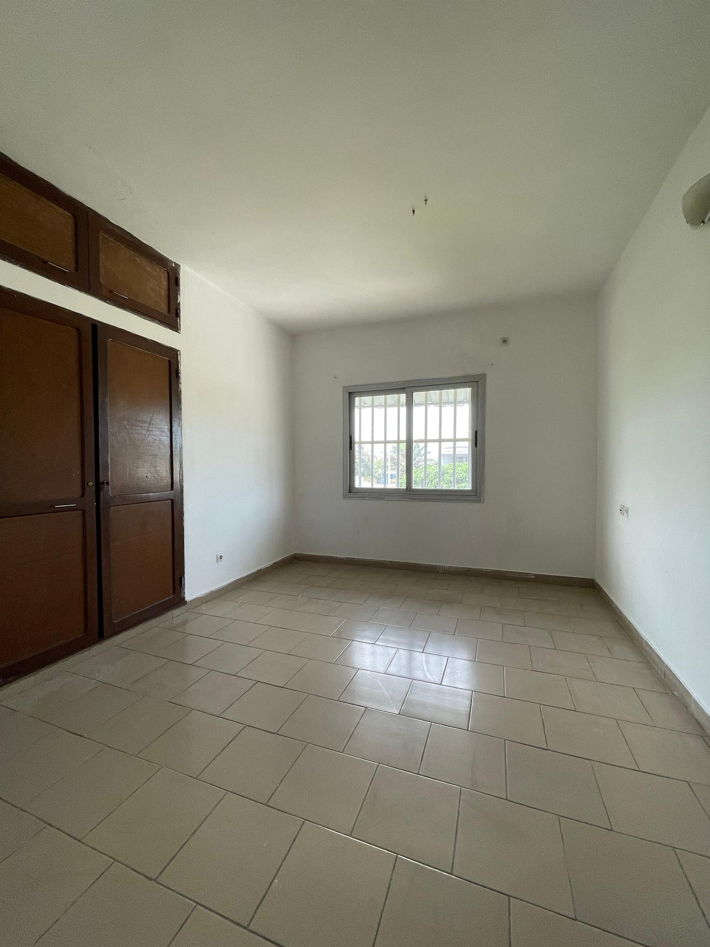 À LOUER – Villa duplex à Kodjoviakopé | 5 chambres, 2 salons, jardin, garage | 600.000 FCFA/mois