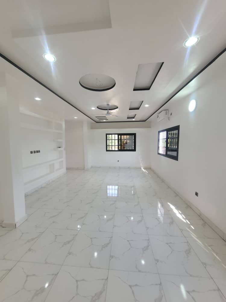 Immeuble commercial à louer à Kégué – 4 000 000 FCFA par mois