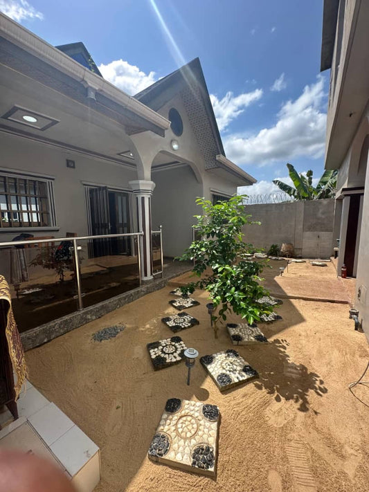 À VENDRE – VILLA DUPLEX DE 7 PIÈCES À AKEPEDO