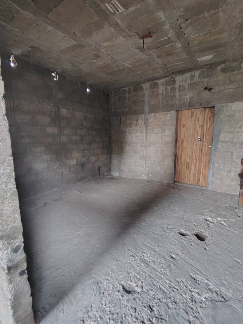 Maison inachevée sur 1/2 lot à vendre à Agoè Demakpoé – 25 millions FCFA