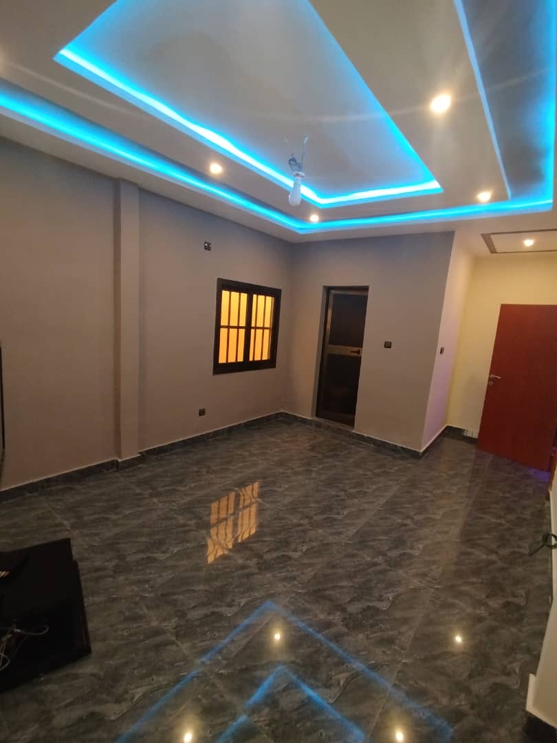 À LOUER : VILLA DUPLEX DE 9 PIÈCES À ADIDOGOMÉ – 700.000F/MOIS