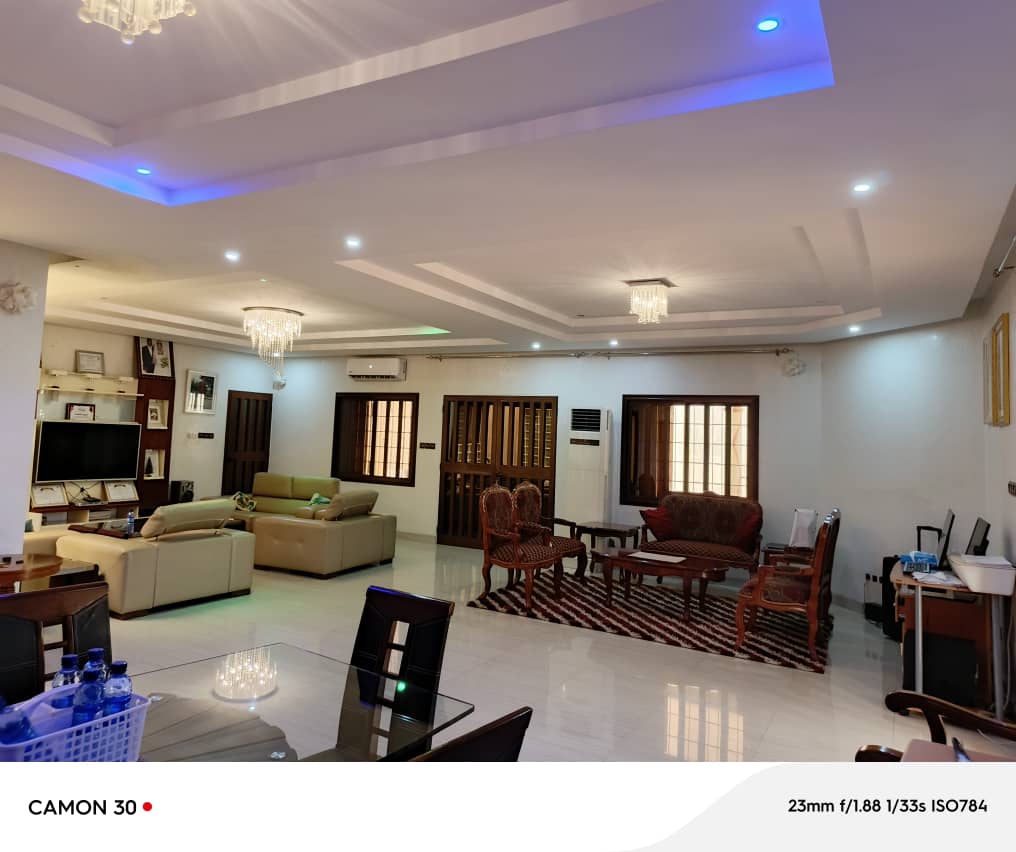 Villa 5 chambres en vente sur 1 lot et demi en angle de rue à Avedji – 300 millions FCFA
