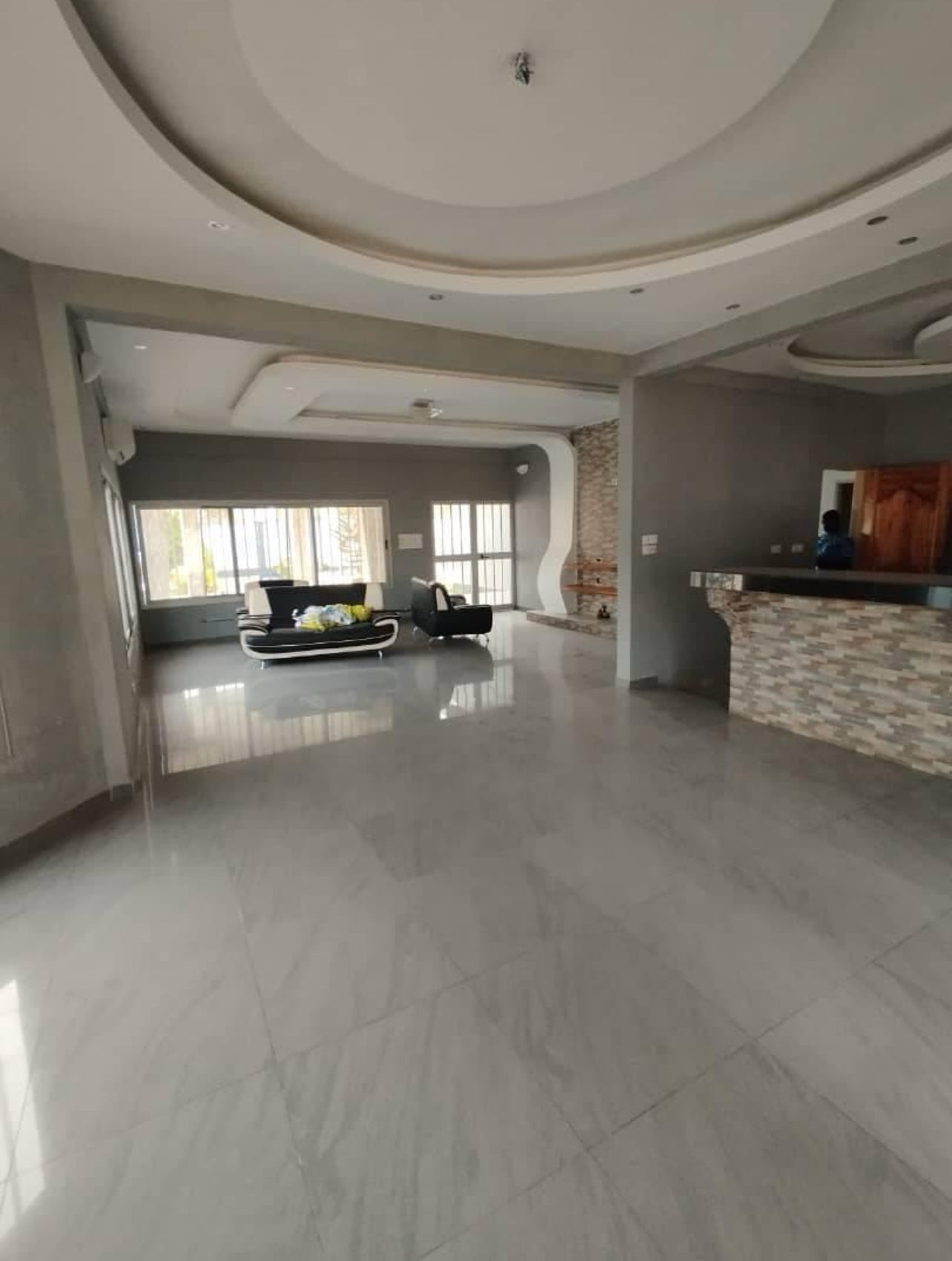 À LOUER – VILLA DUPLEX 6 PIÈCES (4 CHAMBRES, 2 SALONS) AVEC JARDIN À AGOÈ MINAMADOU