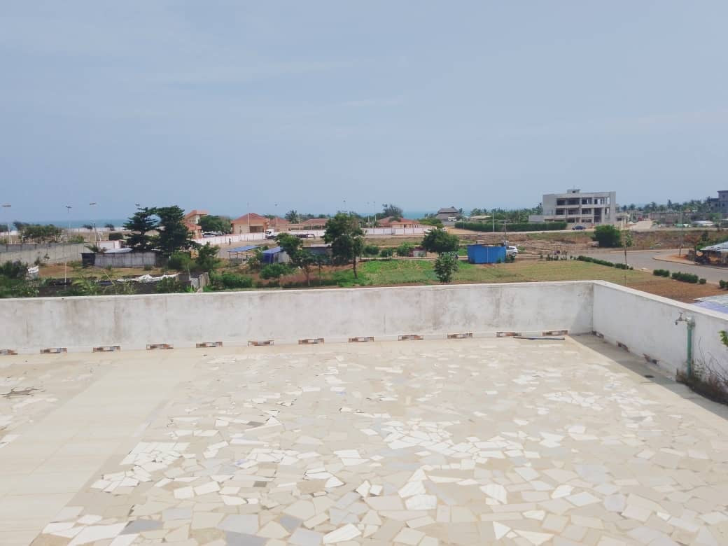 UN IMMEUBLE 7 PIÈCES À VENDRE À BAGUIDA À 70M DU GOUDRON