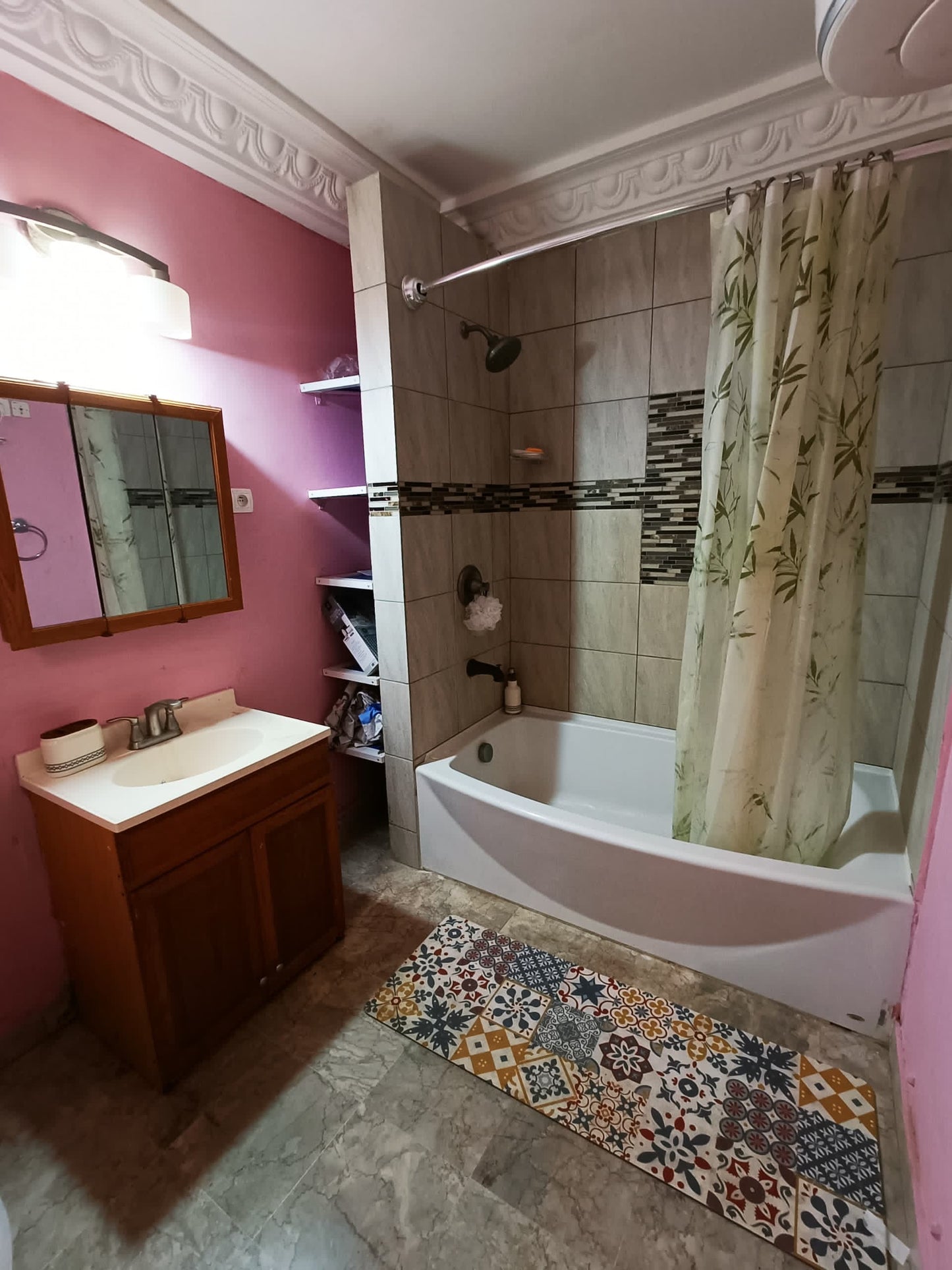 À LOUER – VILLA MEUBLÉE 6 PIÈCES (5 CHAMBRES, 1 SALON) EN MARBRE À ADIDOGOMÉ APÉDOKOÈ GBOMAMÉ