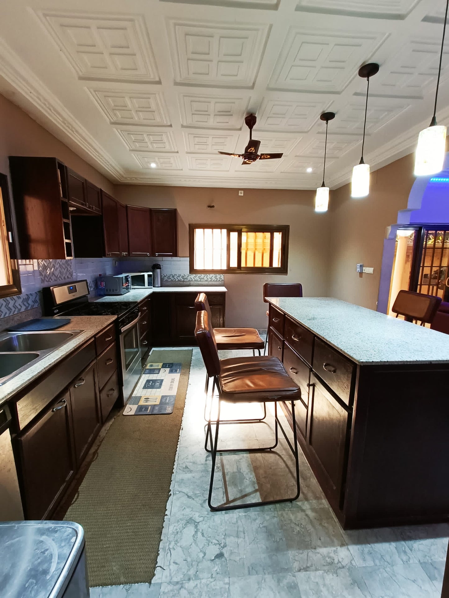 À LOUER – VILLA MEUBLÉE 6 PIÈCES (5 CHAMBRES, 1 SALON) EN MARBRE À ADIDOGOMÉ APÉDOKOÈ GBOMAMÉ