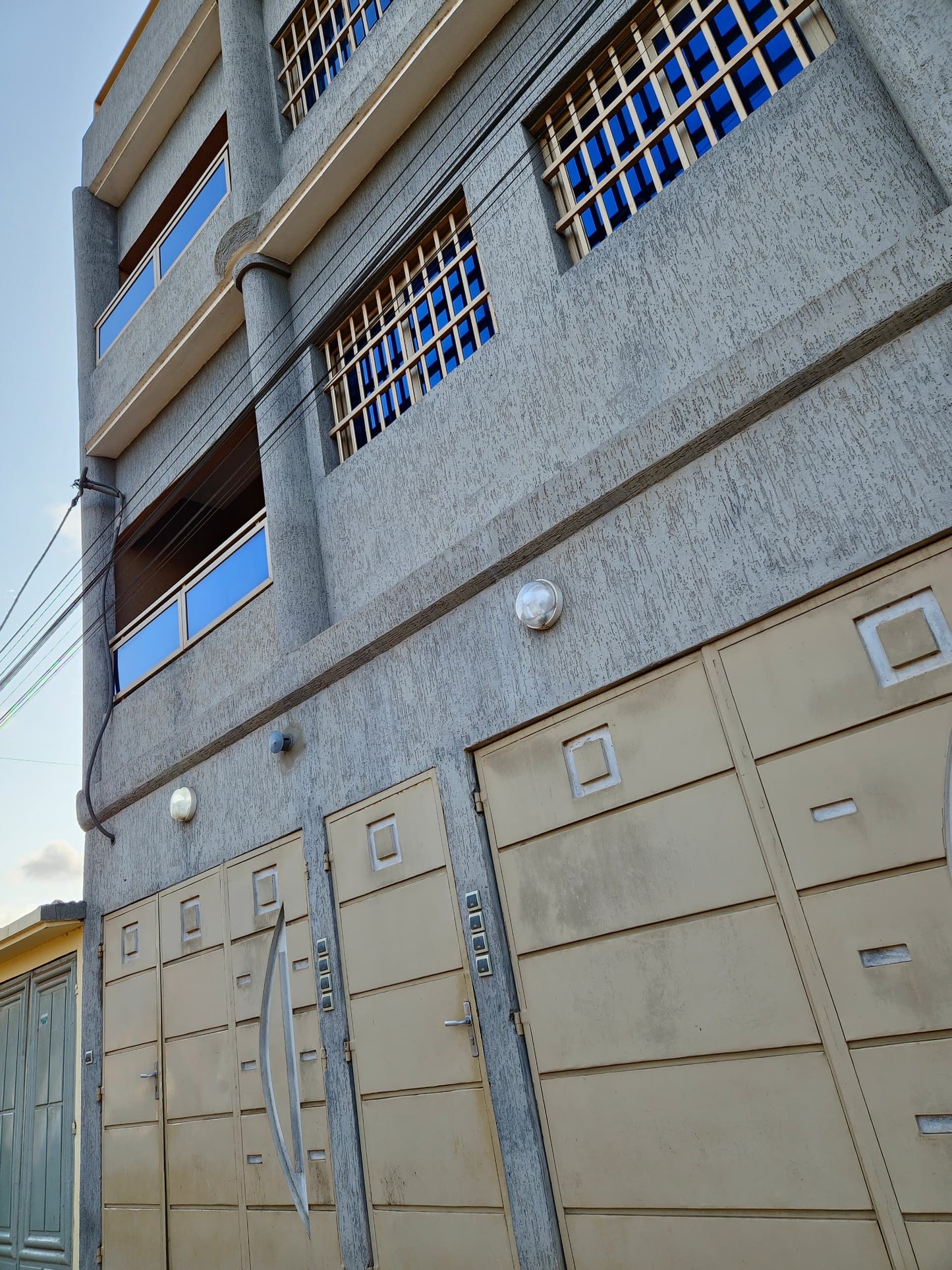 IMMEUBLE DE 16 PIÈCES À VENDRE À AGOÈ LOGOPÉ