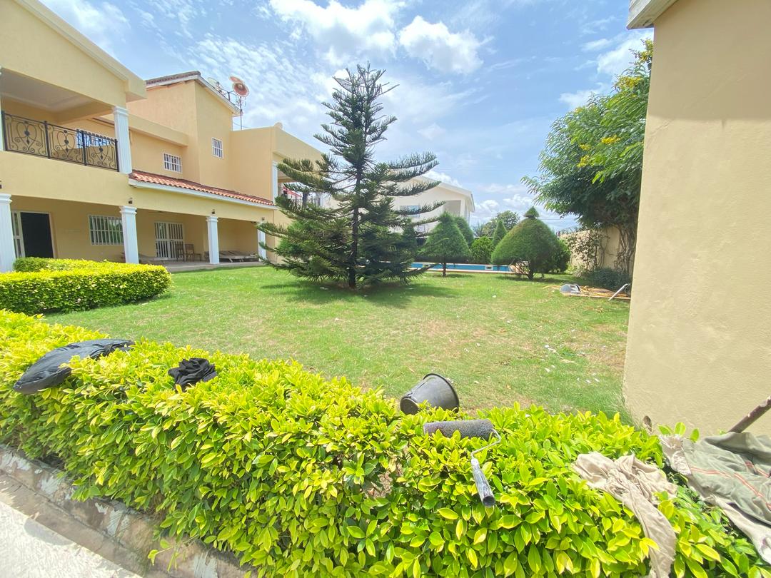 UNE VILLA À LOUER DANS LA CITÉ OUA (5 CHAMBRES, 3 DÉPENDANCES, PISCINE)