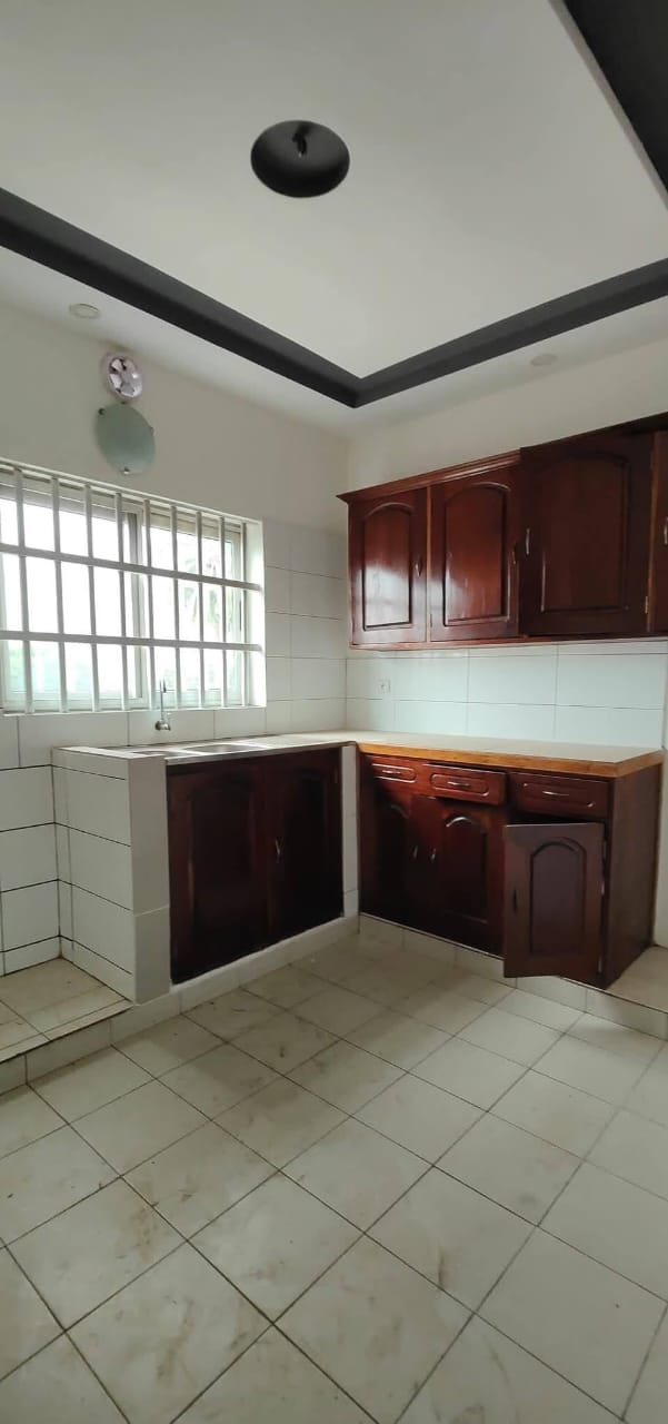 VILLA 8 PIÈCES À LOUER OU À VENDRE À AGOÈ ASSIYEYÉ – 1 LOT