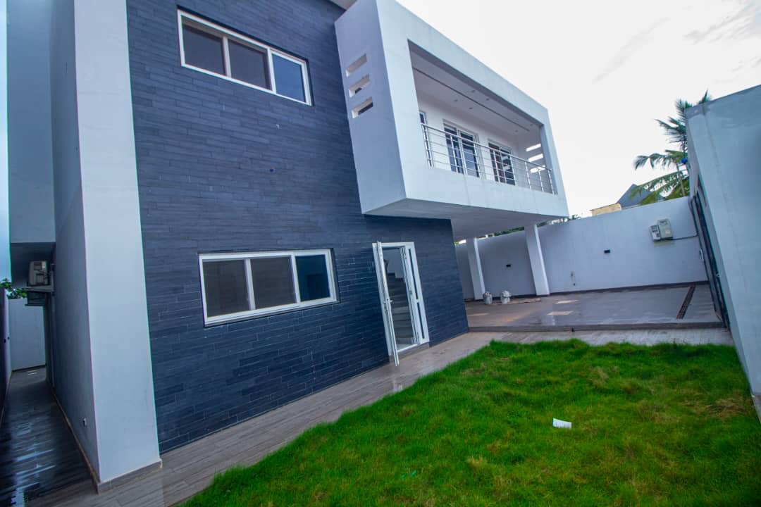 Villa duplex 5 chambres à louer à Agbalépédo – 1 500 000 FCFA