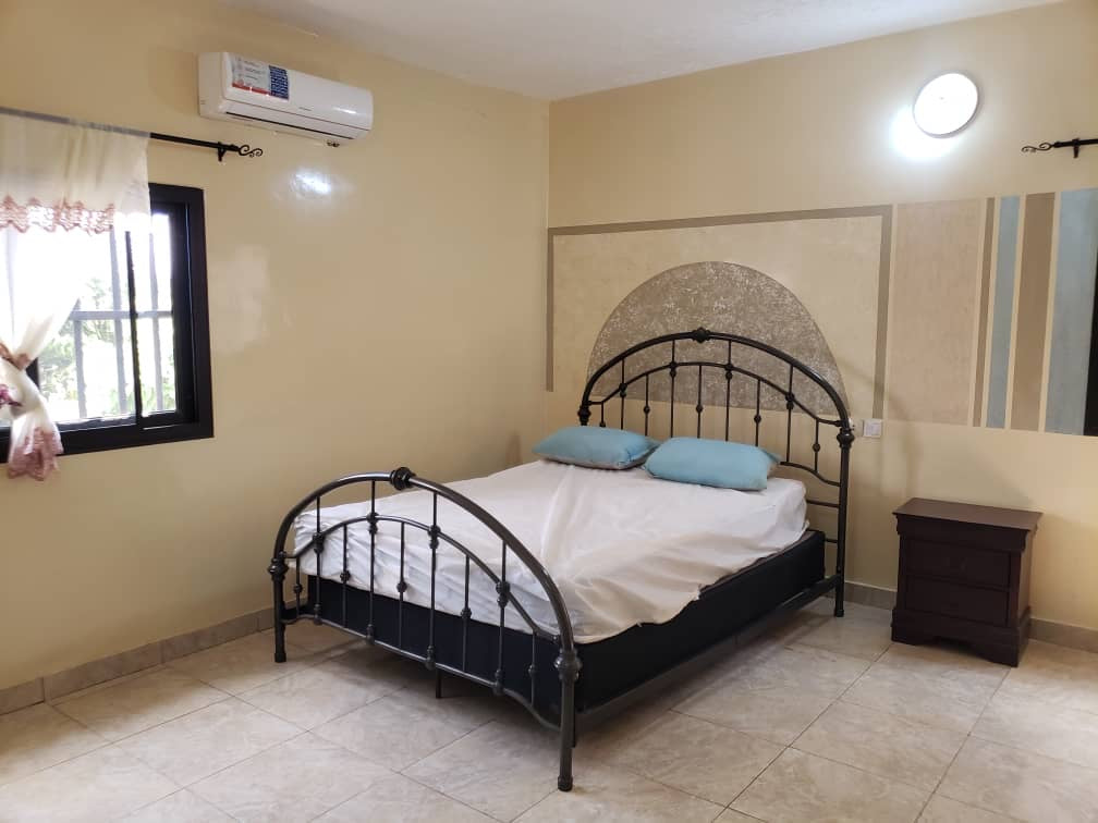 LOCATION VILLA DUPLEX MEUBLÉE À AVENOU (5 CHAMBRES, PISCINE)