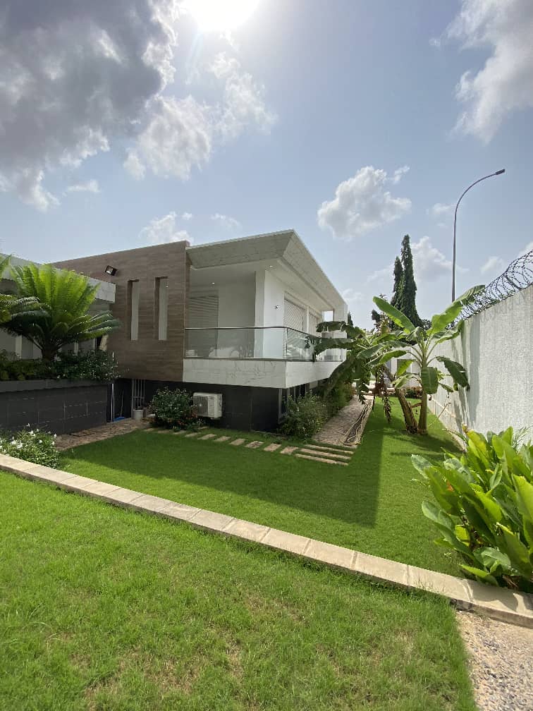 Villa à louer à Cité OUA (Caisse) – 2 700 000 FCFA