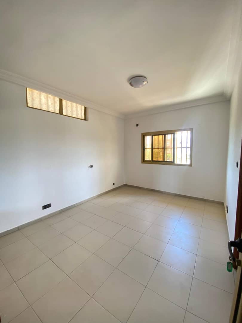 UN IMMEUBLE 5 PIÈCES + 3 BOUTIQUES À VENDRE À ADIDOGOMÉ APÉDOKOÈ