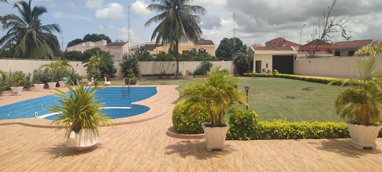 Villa duplex à vendre à la Cité OUA (Caisse) – 1,8 milliards FCFA
