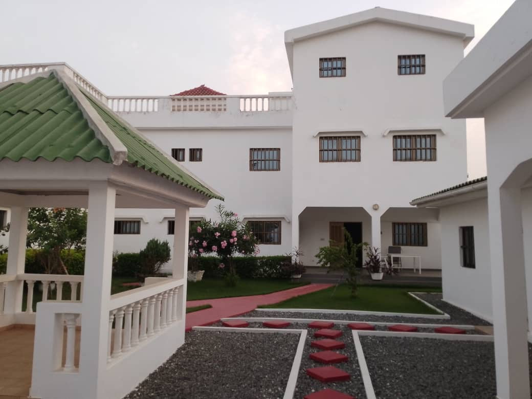 À VENDRE – VILLA DUPLEX 9 PIÈCES AVEC GRAND JARDIN À AVÉPOZO, CÔTÉ PLAGE (1 LOT)
