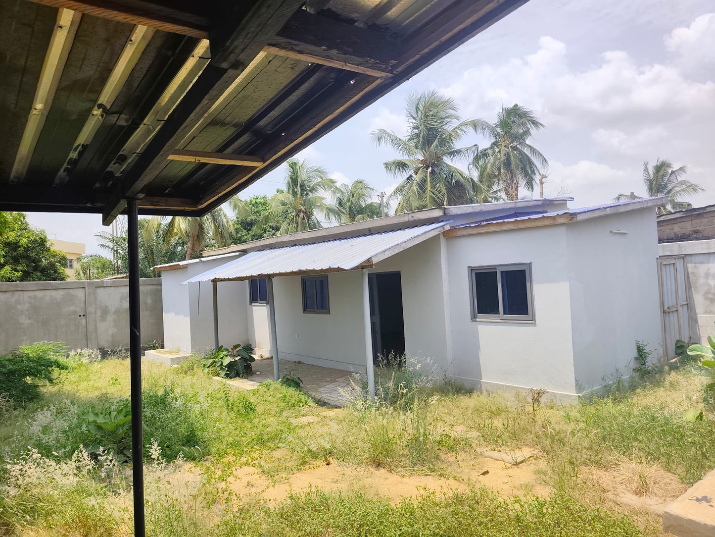 Maison 1 chambre en vente en angle de rue à Totsi – 40 millions FCFA