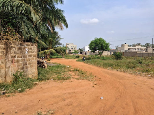 Terrain en bail à Zanguéra – 120000 FCFA par mois
