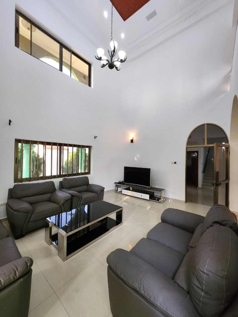 Villa duplex meublée 6 chambres en location à Avépozo – 600000 FCFA par mois