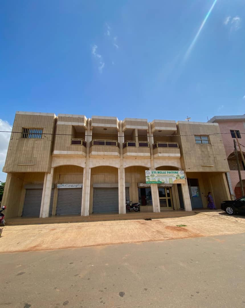 UN IMMEUBLE 5 PIÈCES + 3 BOUTIQUES À VENDRE À ADIDOGOMÉ APÉDOKOÈ
