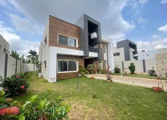 Villa duplex 5 chambres en vente et location à Cité OUA – 1.2 milliards FCFA