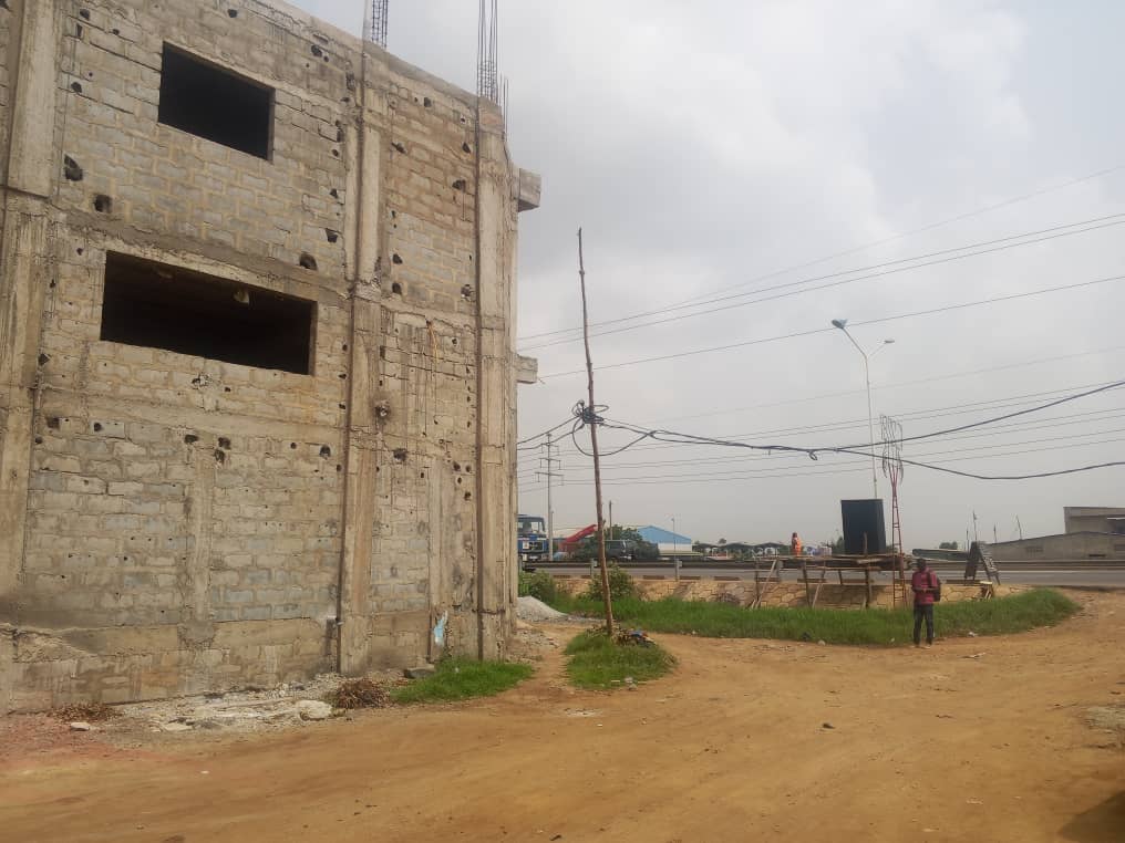 Magasin en vente au bord du contournement à Attiegou – 150 millions FCFA