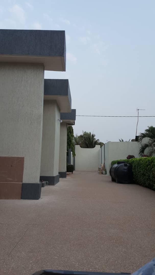 UNE VILLA DE 13 PIÈCES À VENDRE À AGBALÉPÉDO