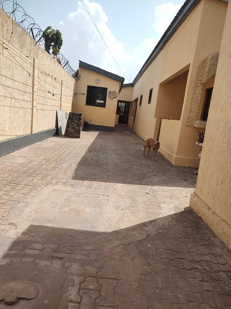 VILLA 7 PIÈCES À VENDRE À ZANGUÉRA – DERRIÈRE LA MADONE – 1/2 LOT