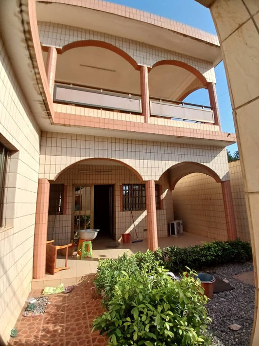 VILLA DUPLEX JUMELÉE DE 4 CHAMBRES À VENDRE À  LOMÉ - HÉDZRANAWOÉ (100M DU GOUDRON)