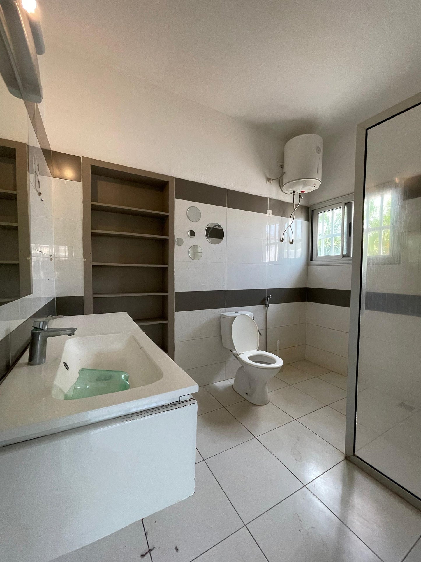 À LOUER – Villa duplex à Kodjoviakopé | 5 chambres, 2 salons, jardin, garage | 600.000 FCFA/mois