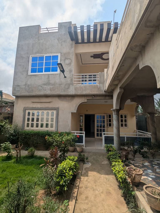 VILLA DUPLEX À VENDRE À AGOÈ – 6 CHAMBRES, 2 SALONS – 55 MILLIONS (FRAIS INCLUS)
