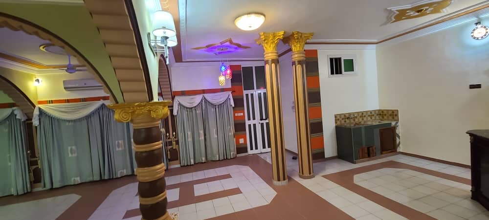 HÔTEL TRIPLEX À VENDRE À AGOÈ SOGBOSSITO – 1 Lot | TITRE FONCIER