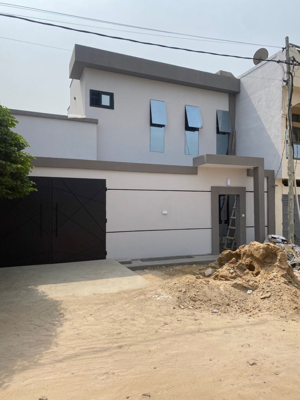 À VENDRE – VILLA 4 PIÈCES (3 CHAMBRES + SALON) AVEC TITRE FONCIER DANS LA CITÉ BAGUIDA – 105 MILLIONS FCFA