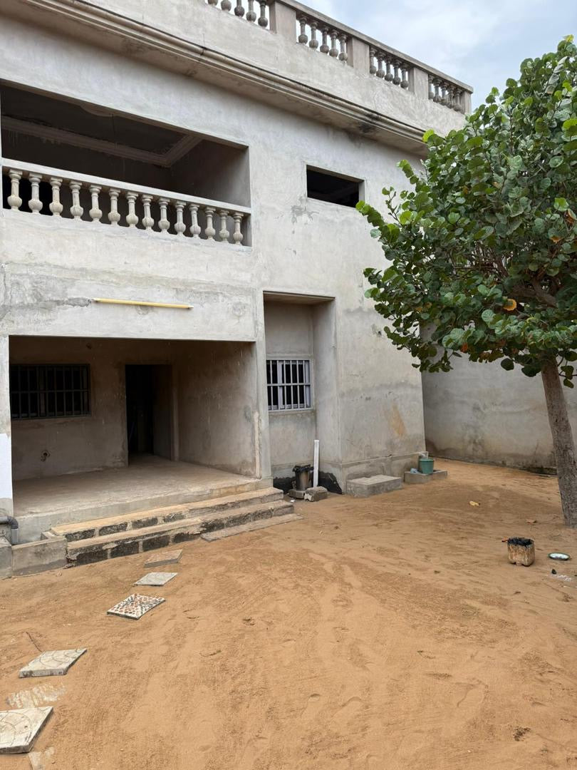 VILLA DE 8 CHAMBRES SUR 4 LOTS À VENDRE À KPOGAN