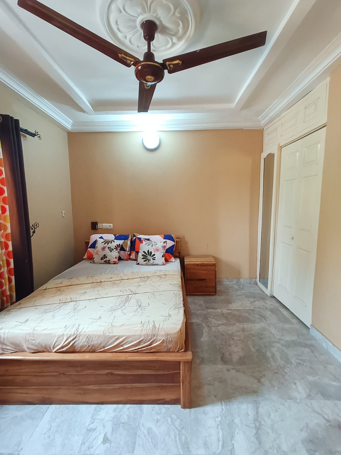 À LOUER – VILLA MEUBLÉE 6 PIÈCES (5 CHAMBRES, 1 SALON) EN MARBRE À ADIDOGOMÉ APÉDOKOÈ GBOMAMÉ