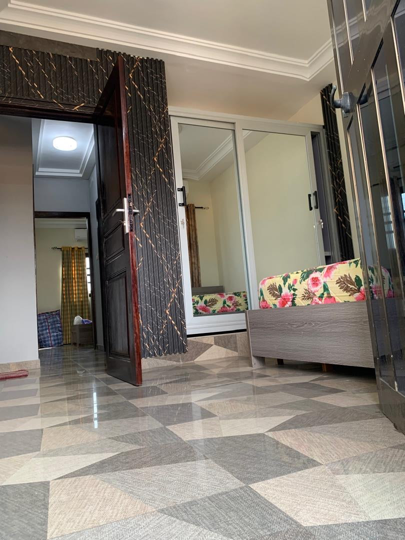 UNE MINI VILLA À VENDRE – À CÔTÉ DE L’HÔTEL DE L’AÉROPORT DE LOMÉ (ANGLE DE RUE)