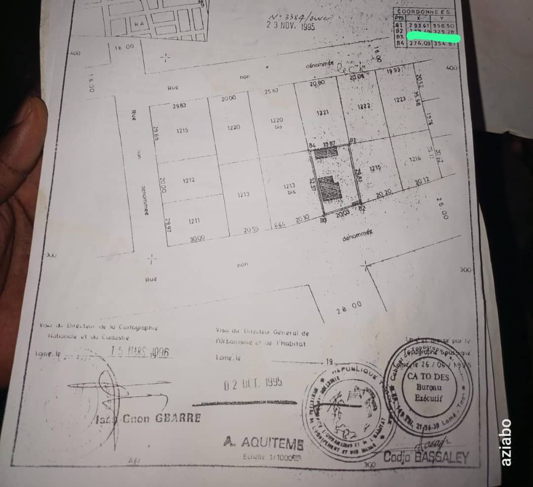 Terrain 1/2 lot en vente au bord du goudron à Totsi – 35 millions FCFA