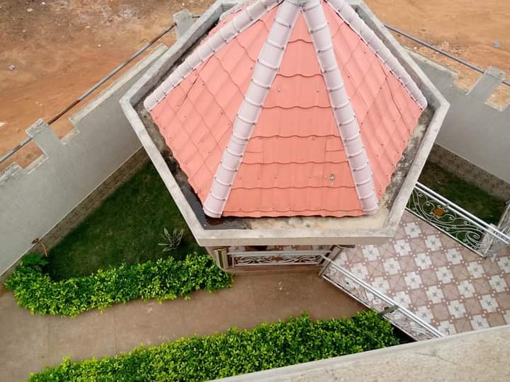 VILLA DUPLEX 15 PIÈCES À VENDRE À ADETIKOPÉ – 1 KM DU GOUDRON | CERTIFICAT ADMINISTRATIFi