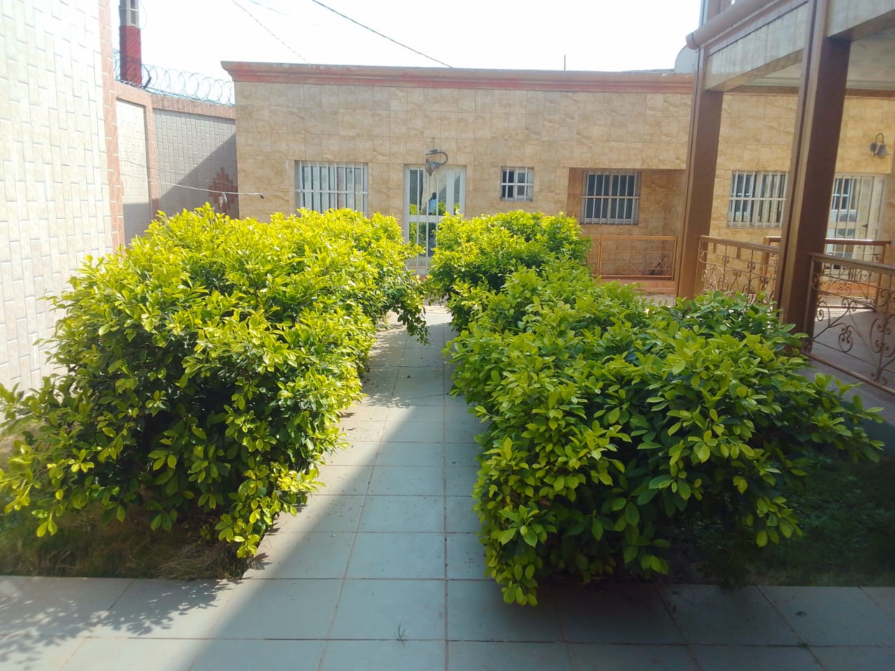 Villa R+1 de 5 chambres en vente à Totsi – 100 millions FCFA