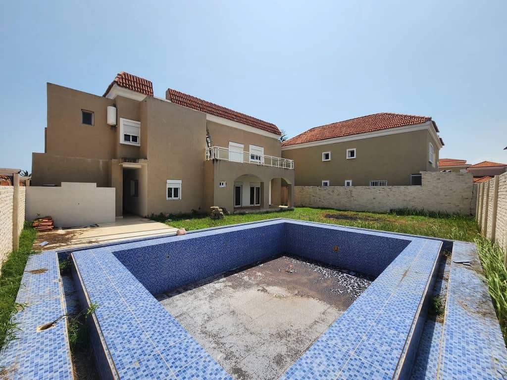 VILLA DUPLEX À VENDRE À BAGUIDA – 8 CHAMBRES, 4 SALONS, 4 CUISINES, PISCINE, GARAGE
