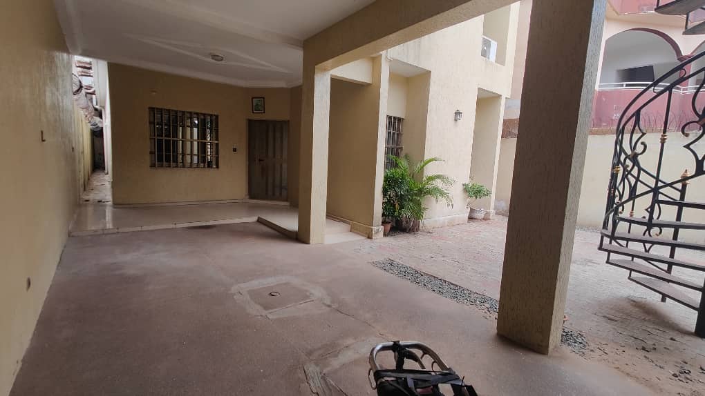 Villa à louer à Totsi – 600000 FCFA