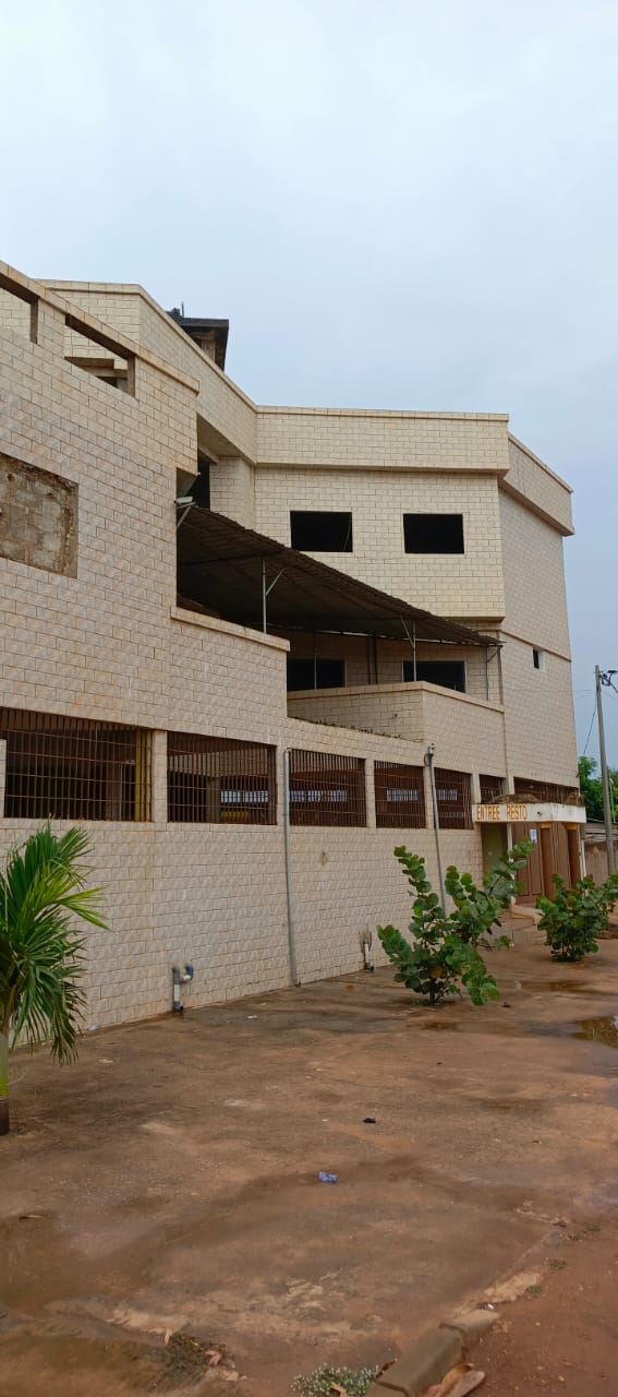 Villa 3 niveaux en vente en face du goudron à Akato – 210 millions FCFA