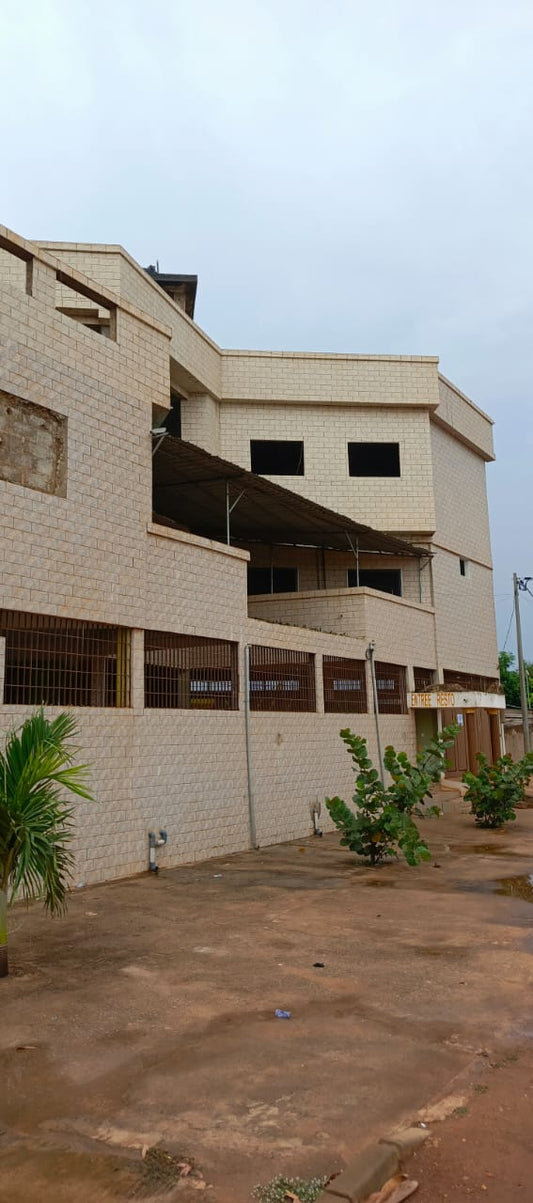 Villa 3 niveaux en vente en face du goudron à Akato – 210 millions FCFA